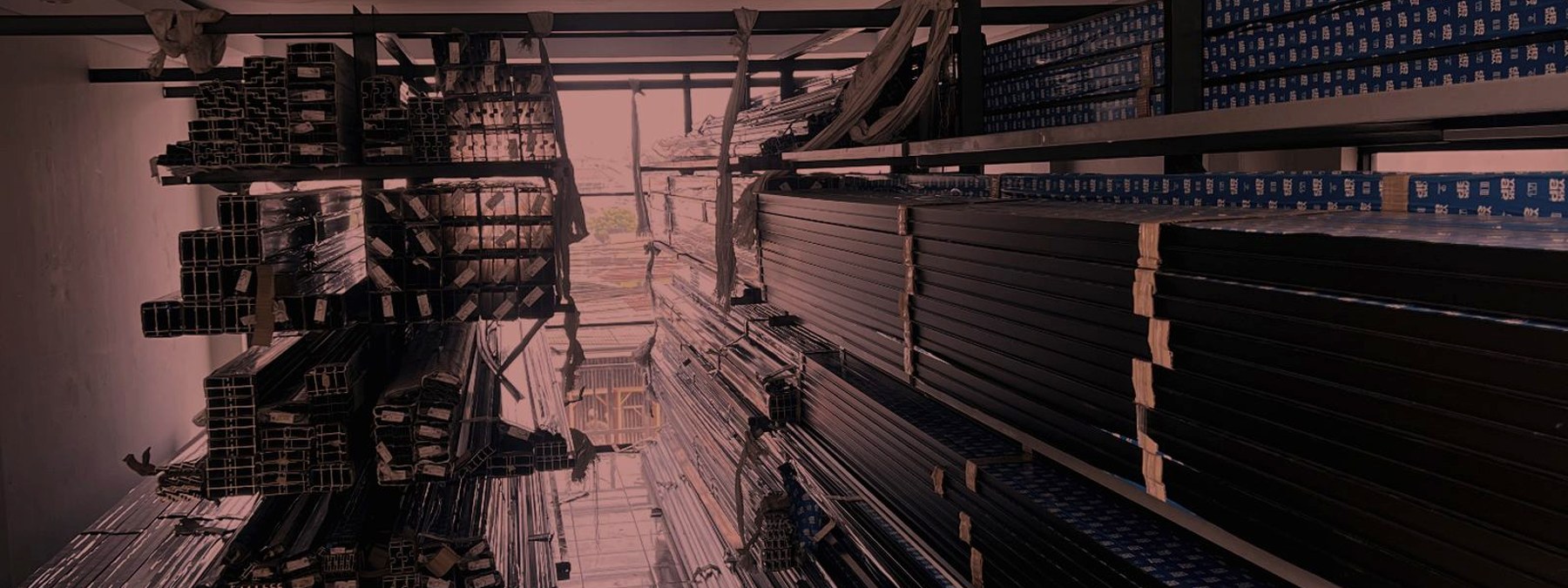 Rak stok profil aluminium di gudang Crystal Aluminium